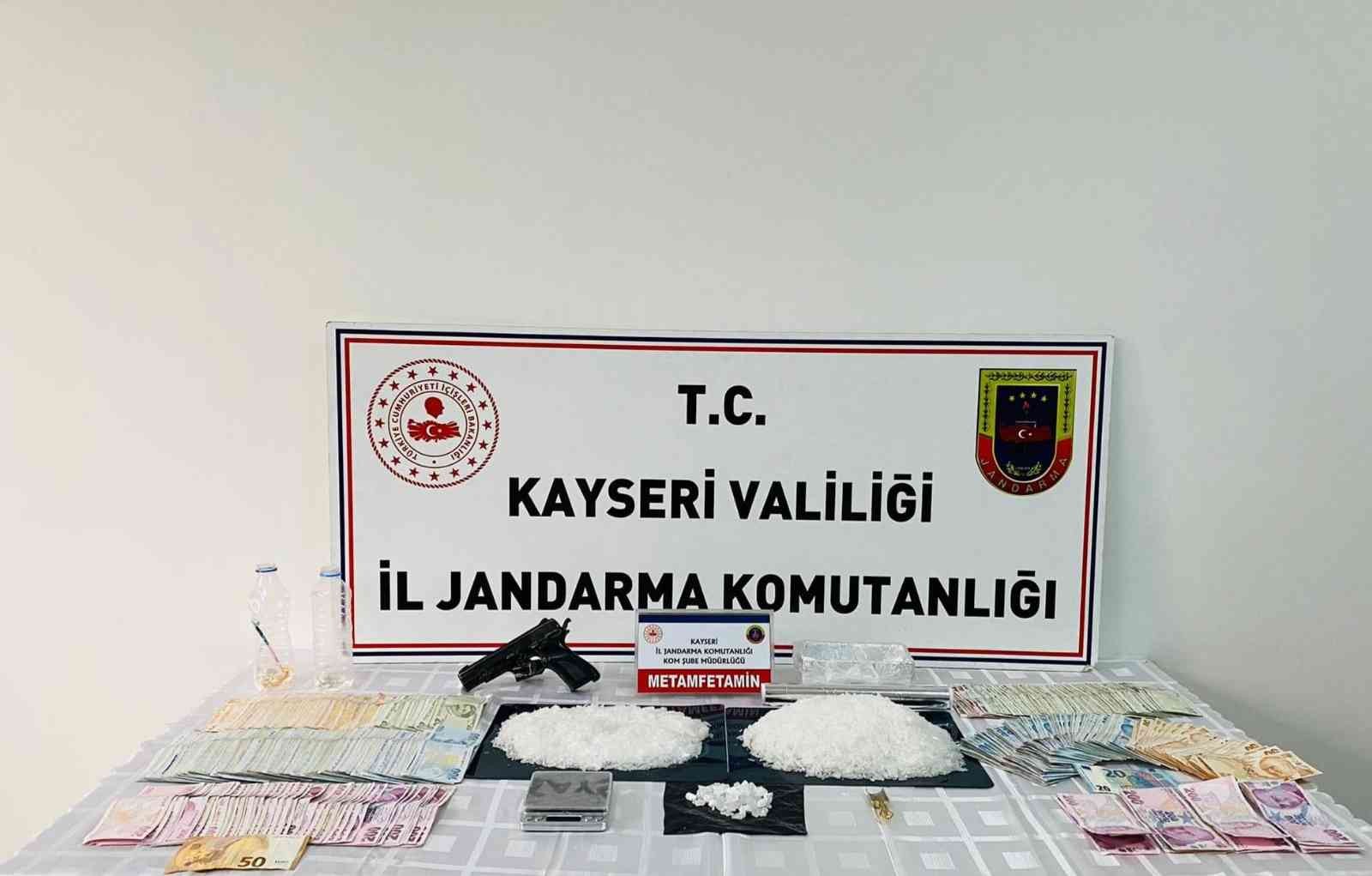 Jandarmadan uyuşturucu tacirlerine operasyon: 4 gözaltı