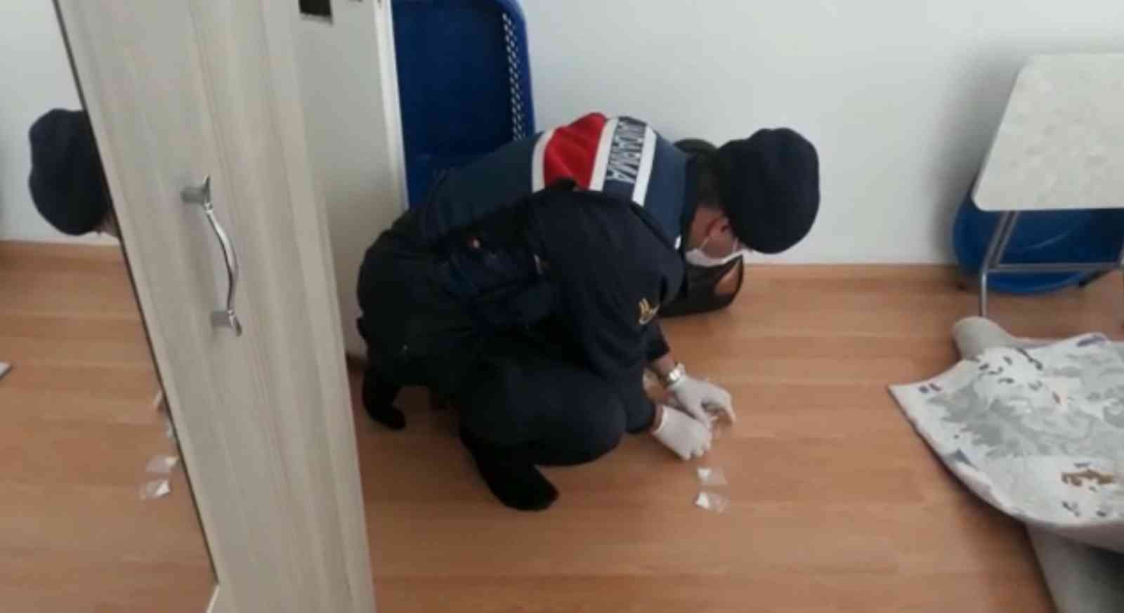 Jandarmanın operasyonunda halının altından uyuşturucu çıktı