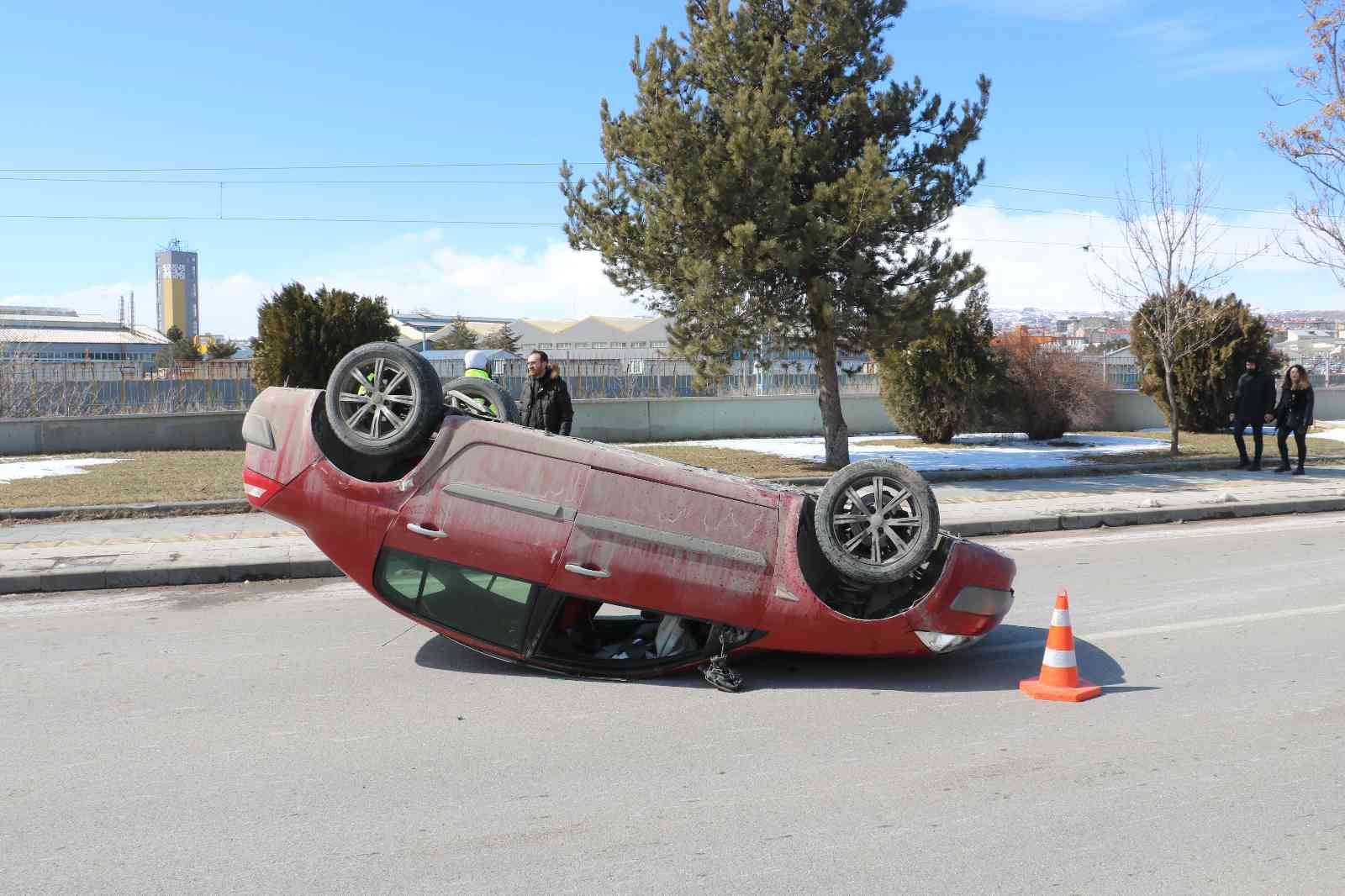 Kaldırıma çarpıp takla attı,2 kişi yaralandı