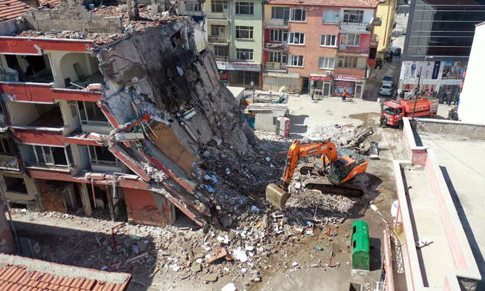 Kentsel dönüşüm projesinde yıkım işlemlerine devam ediliyor