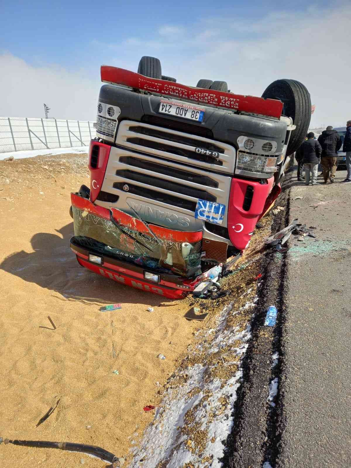 Kırşehir’de buğday yüklü tır devrildi