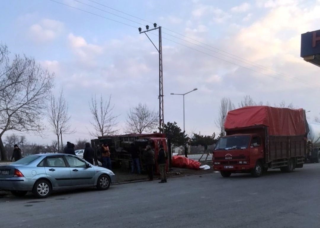 Konya’da kontrolden çıkan tır park halindeki araçlara çarptı: 1 ölü