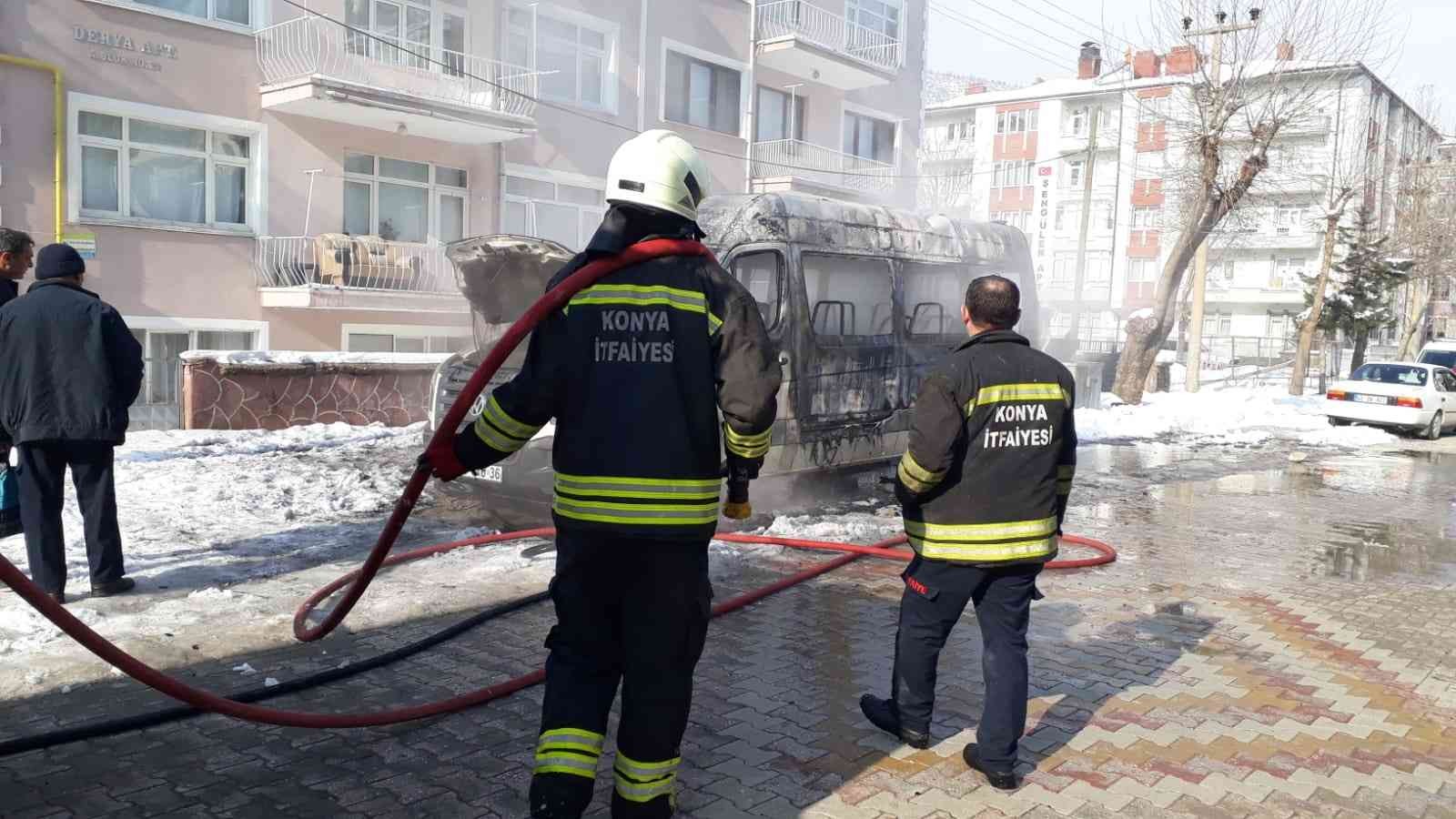Konya’da park halindeki okul servisi alev alev yandı