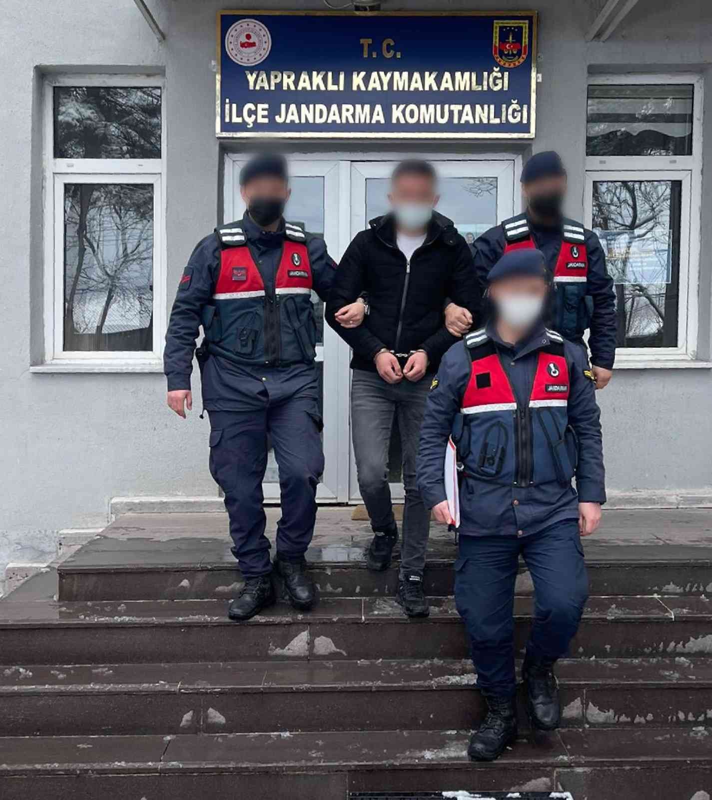 Köydeki ev ve iş yerlerine dadanan şahıs jandarmadan kaçamadı