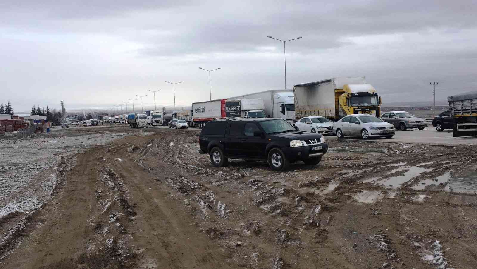 Kulu’da kar yağışı ve buzlanma ulaşımı aksatıyor