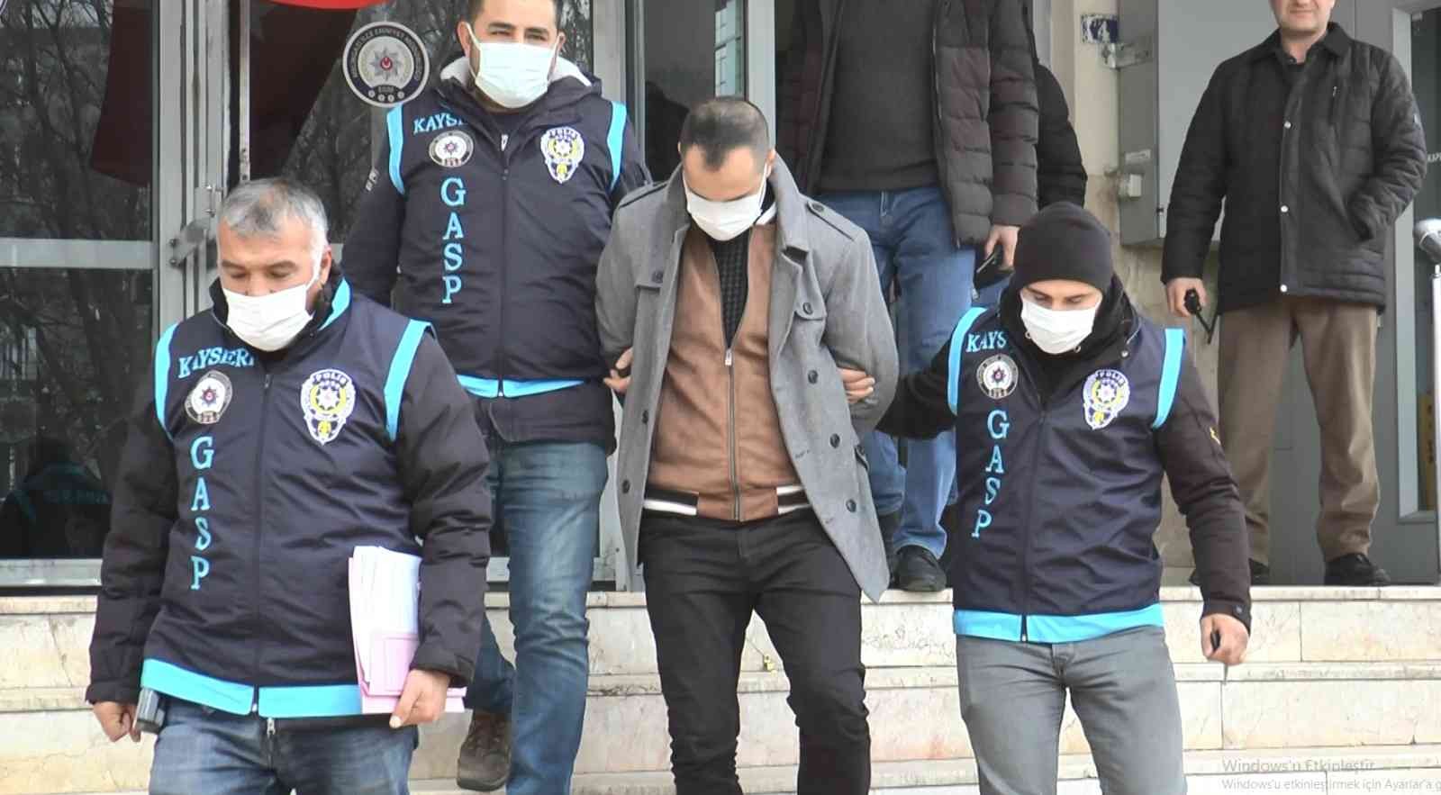 Kuyumcuda dehşet: Sarrafı boynundan bıçakladı, bileziği çalıp kaçtı