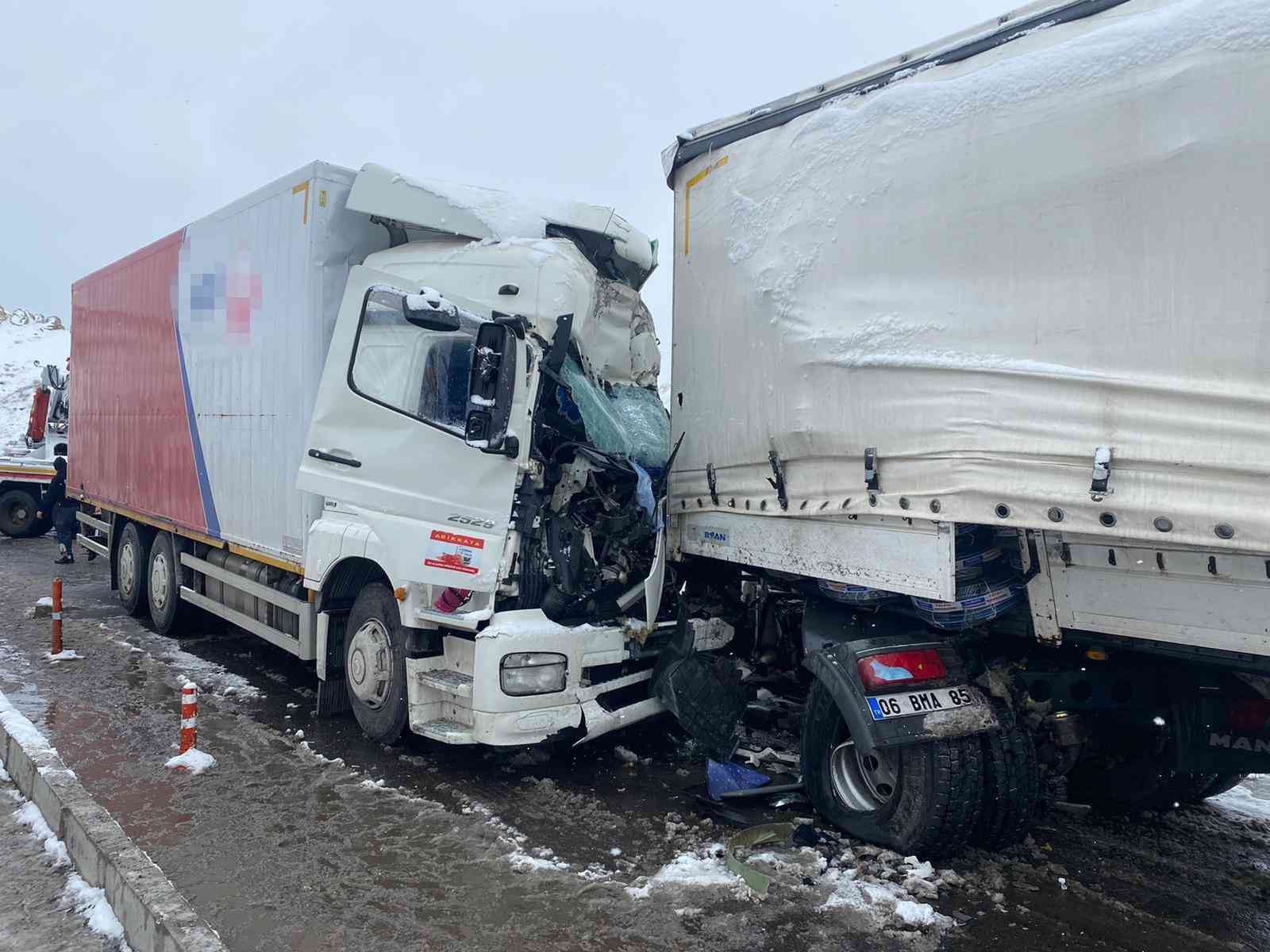 Nevşehir’de kamyon tırla çarpıştı: 1 ölü