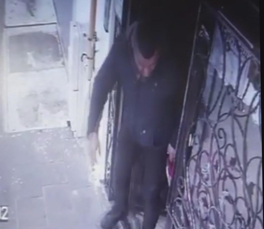 Önce kameraya, sonra polise yakalandı
