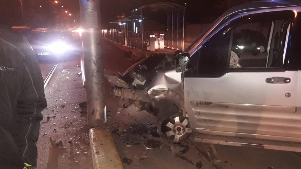 Otomobil elektrik direğine çarptı: 2 yaralı