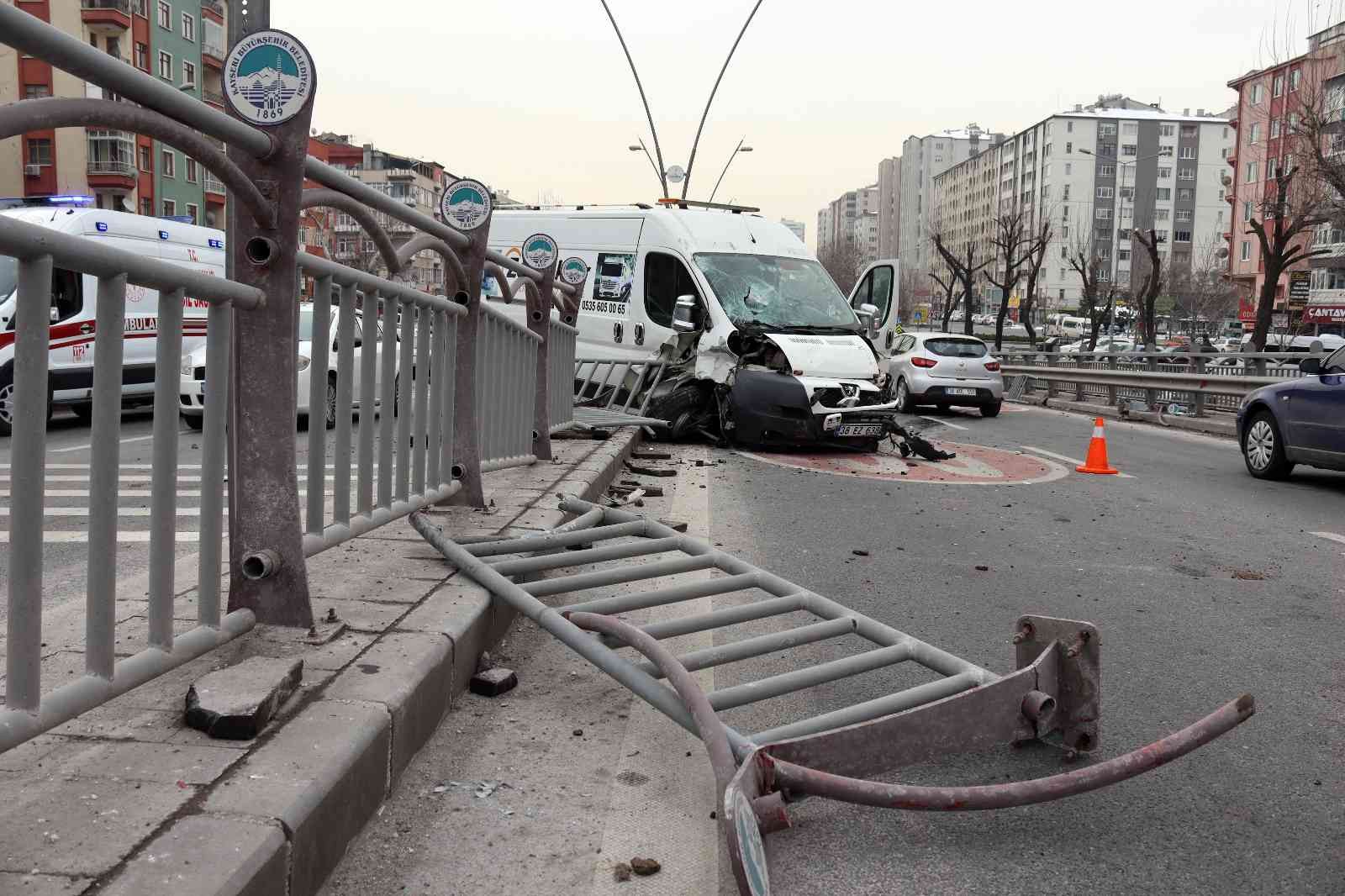 Otomobile çarpan ticari araç bariyerlere girdi: 1 yaralı