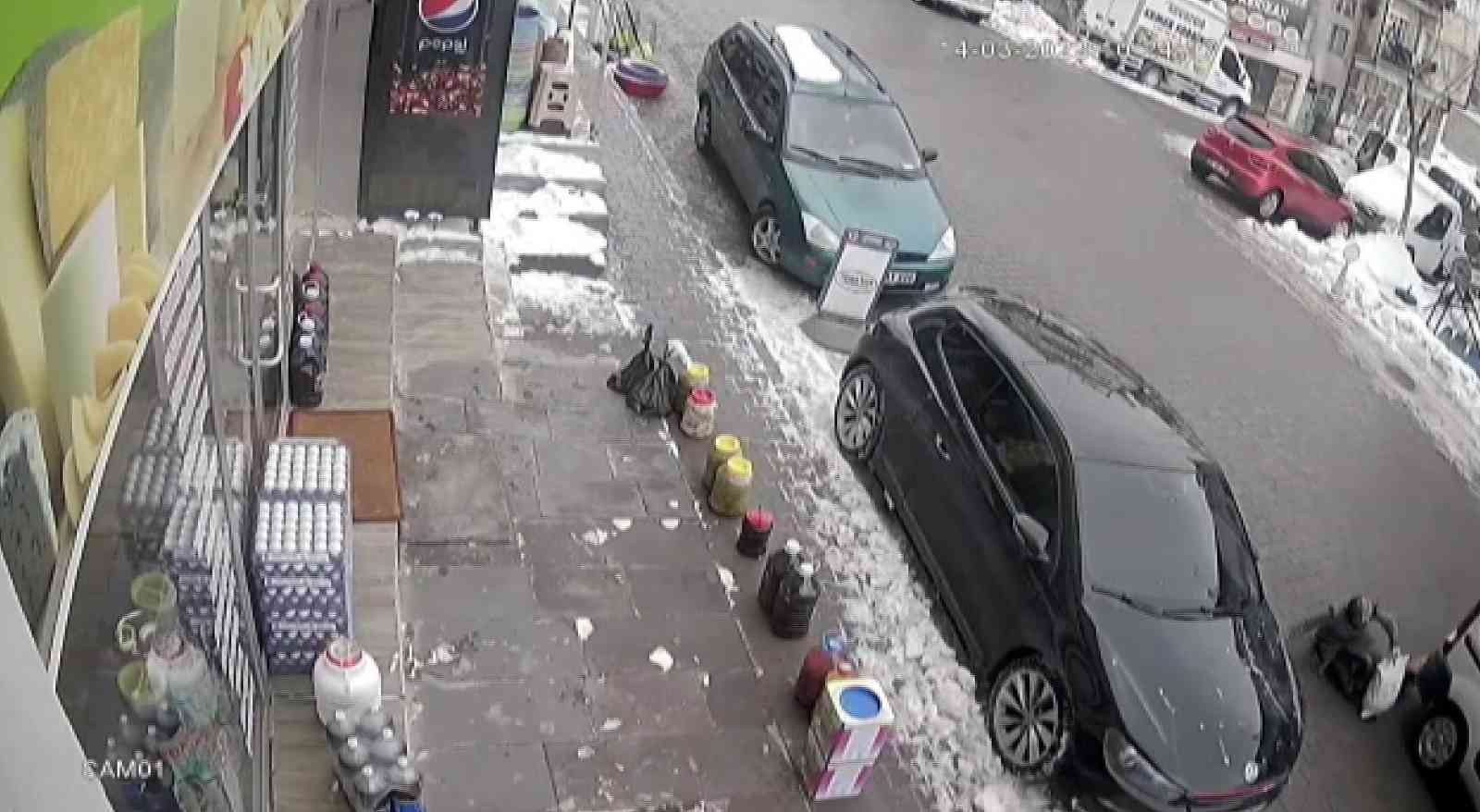 Otomobilin çarptığı kadın metrelerce savruldu