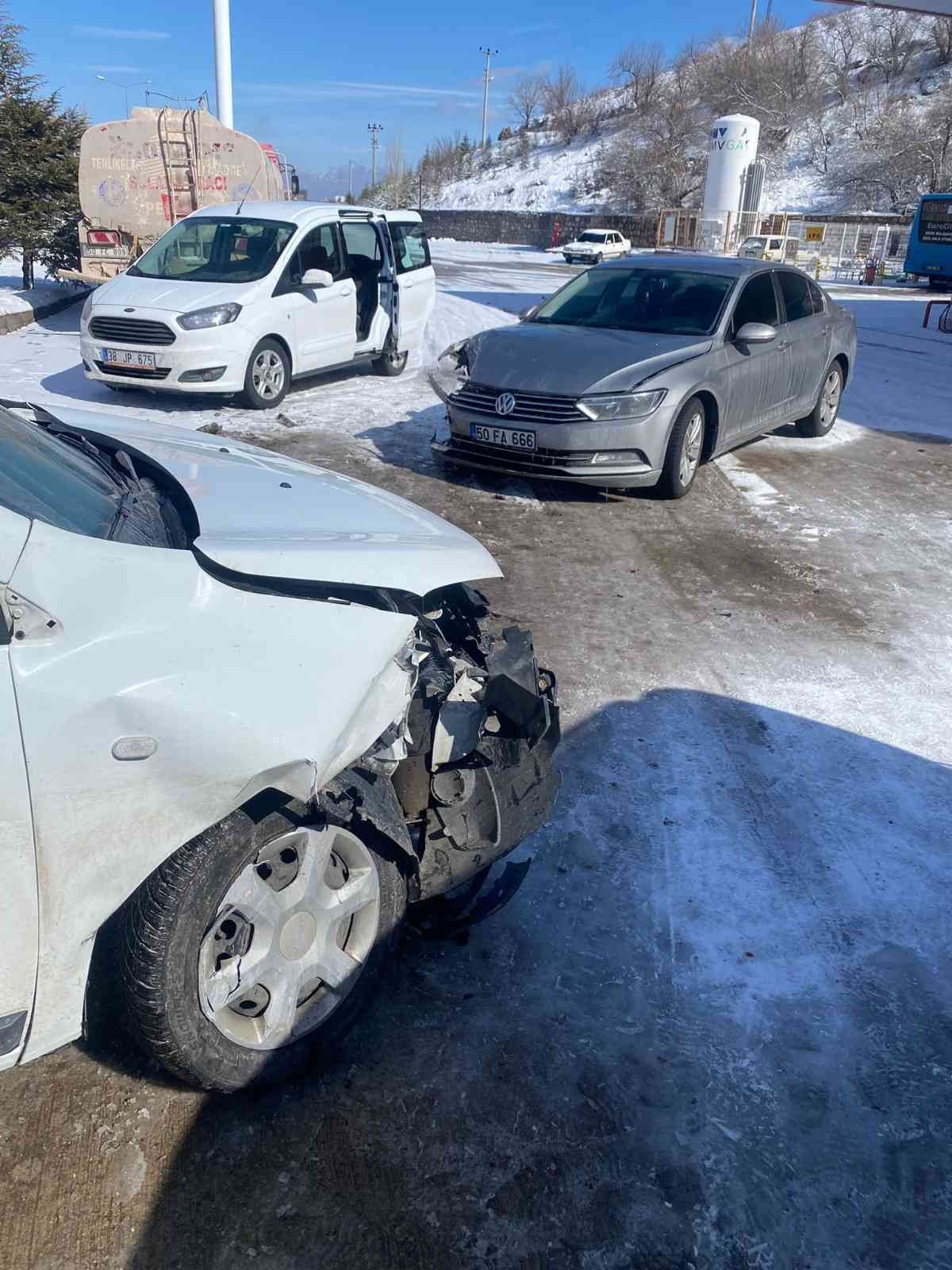 Otomobiller kafa kafaya çarpıştı