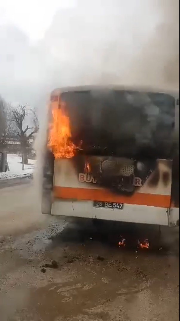 Özel halk otobüsü dakikalar içerisinde alevlere büründü