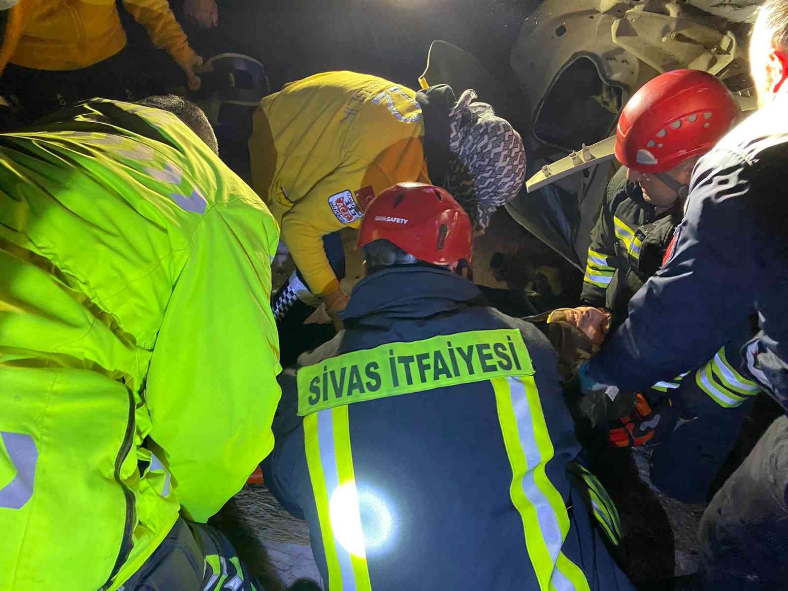 Sivas’ta otomobil devrildi, sürücüyü itfaiye kurtardı