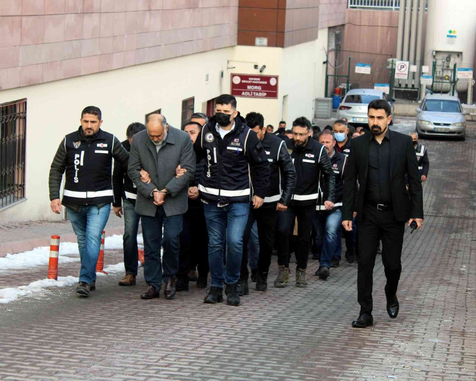 Suç örgütü operasyonunda 25 kişi adliyede