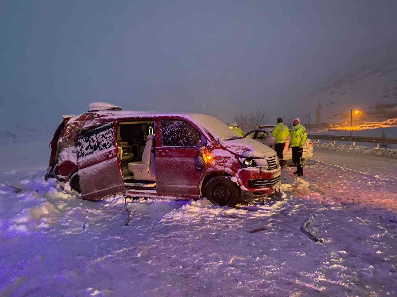 Tırla minibüs çarpıştı: 1 ölü, 5 yaralı