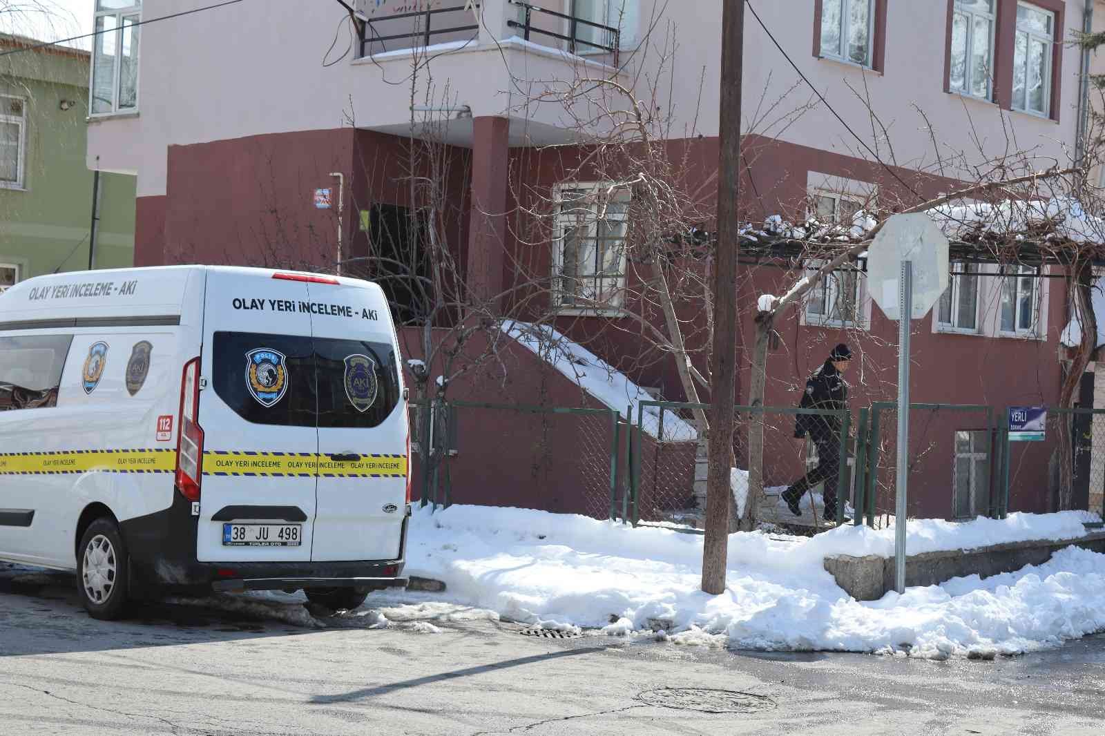 Tüfeğini temizlerken kendi vurdu