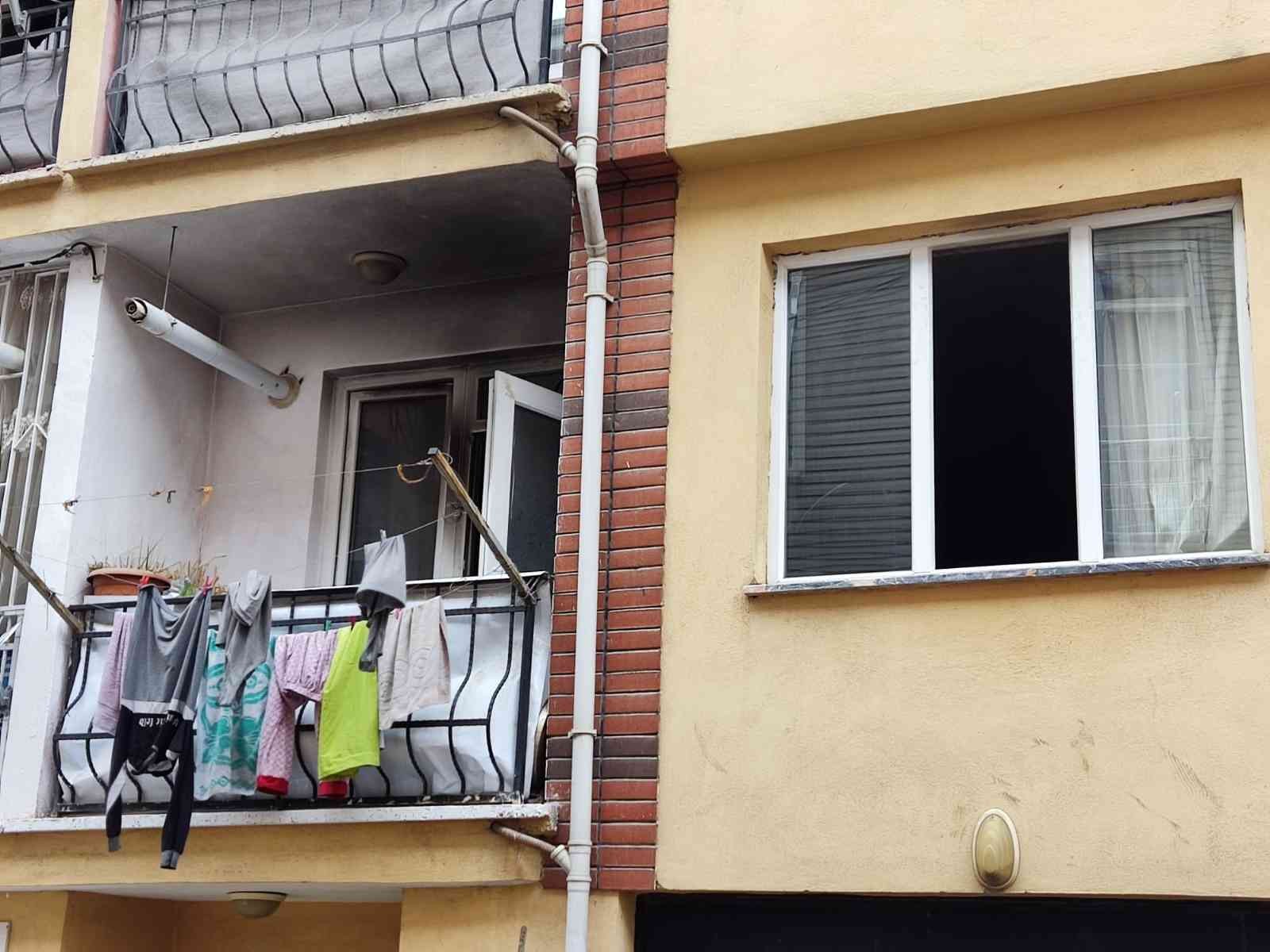 Yangın çıkan evde mahsur kalan çifti böyle kurtarmaya çalıştılar