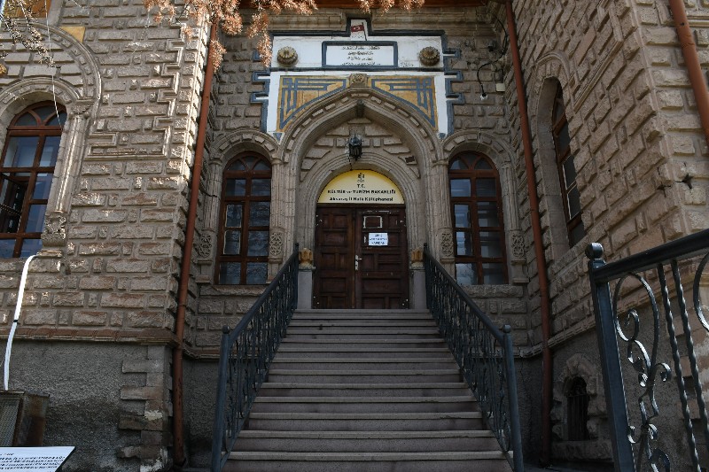 İl Halk Kütüphanesi, eşsiz mimarisi ile 96 yıldır hizmet veriyor