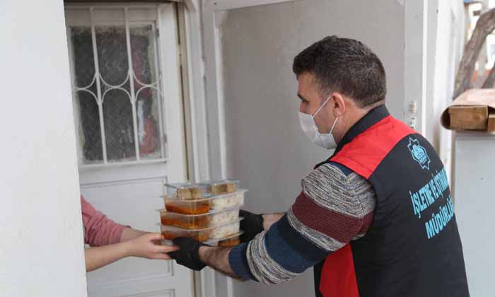 Aksaray Belediyesi her gün 2 bin aileye iftarlık sıcak yemek dağıtıyor