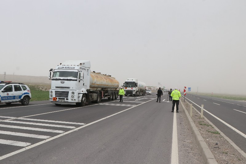 Aksaray-Adana karayolu kum fırtınası nedeniyle trafiğe kapatıldı