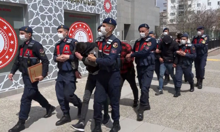 400 bin liralık malzeme çalan hırsızlar malzemelerle yakalandı!