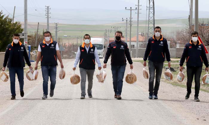 Aksaray Belediyesi 100 bin aileye pide dağıtımı yapıyor