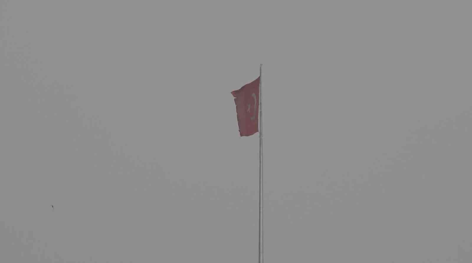 Başkent’te fırtınadan zarar gören Türk bayrağı yenisiyle değiştirilmek için gönderden indirildi