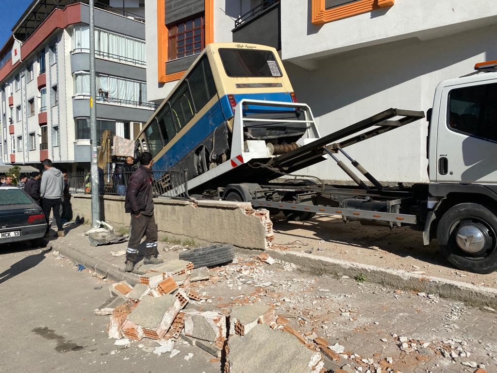 Başkent’te freni patlayan dolmuş ATM’lere daldı
