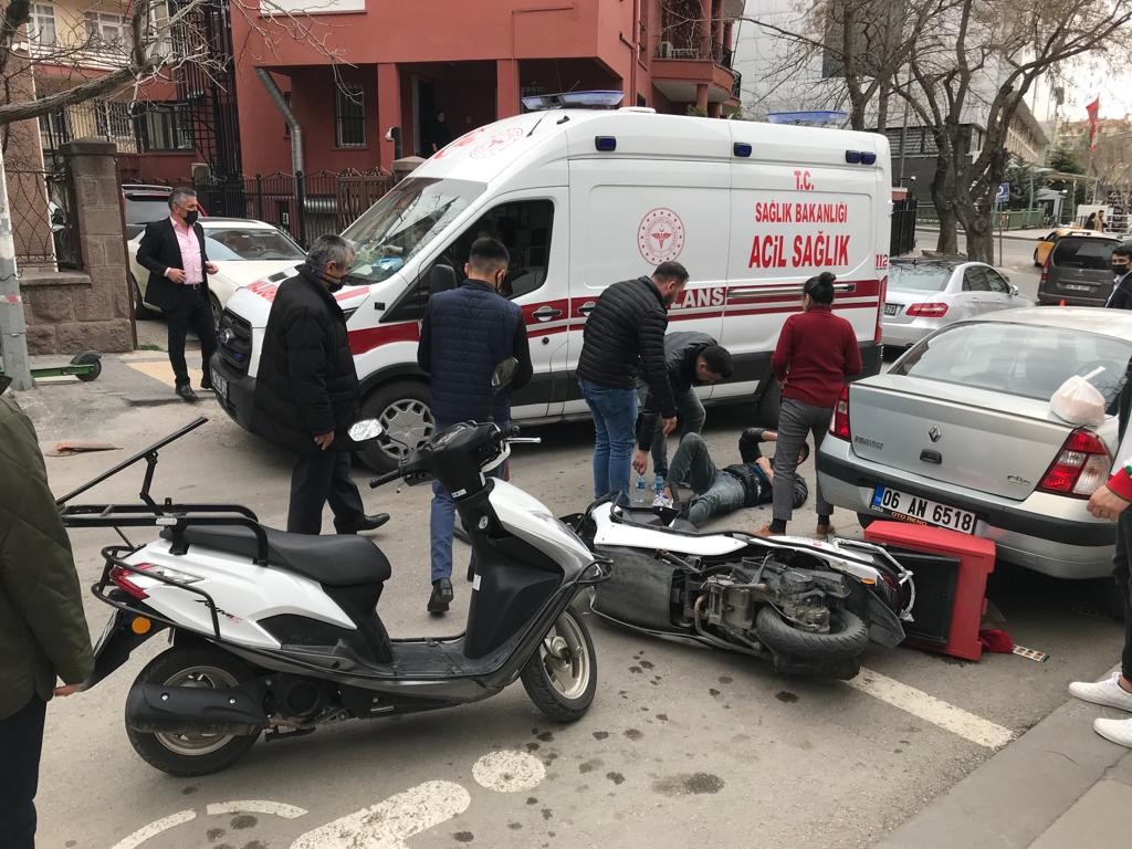 Başkent’te otomobile çarpan motosikletin sürücüsü yaralandı