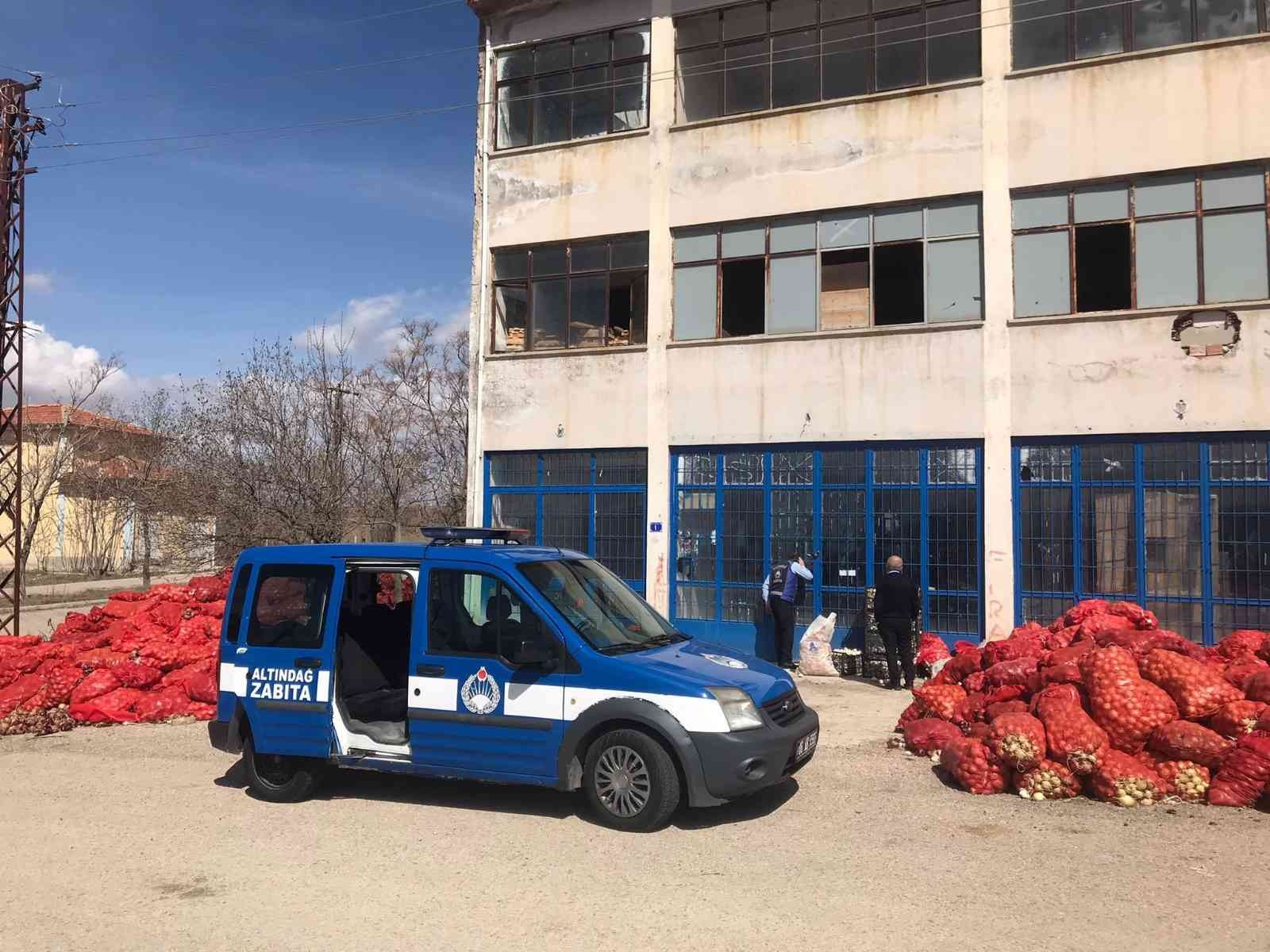 Başkent’te yol kenarına atılmış yüzlerce çuval soğan bulundu