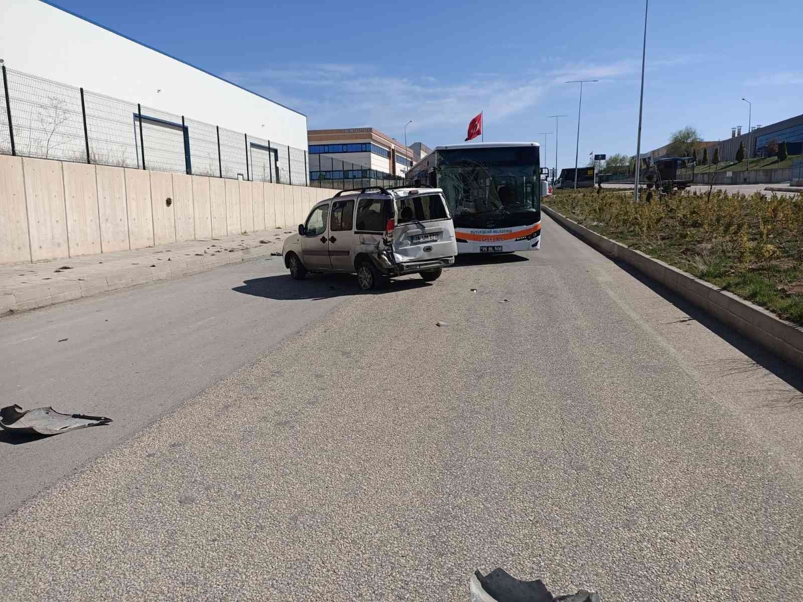 Eskişehir’de halk otobüsü ve otomobil çarpıştı: 2 yaralı