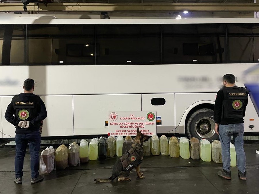 Gürbulak’ta yolcu otobüsünün yakıt deposunda 345 kilo uyuşturucu ele geçirildi