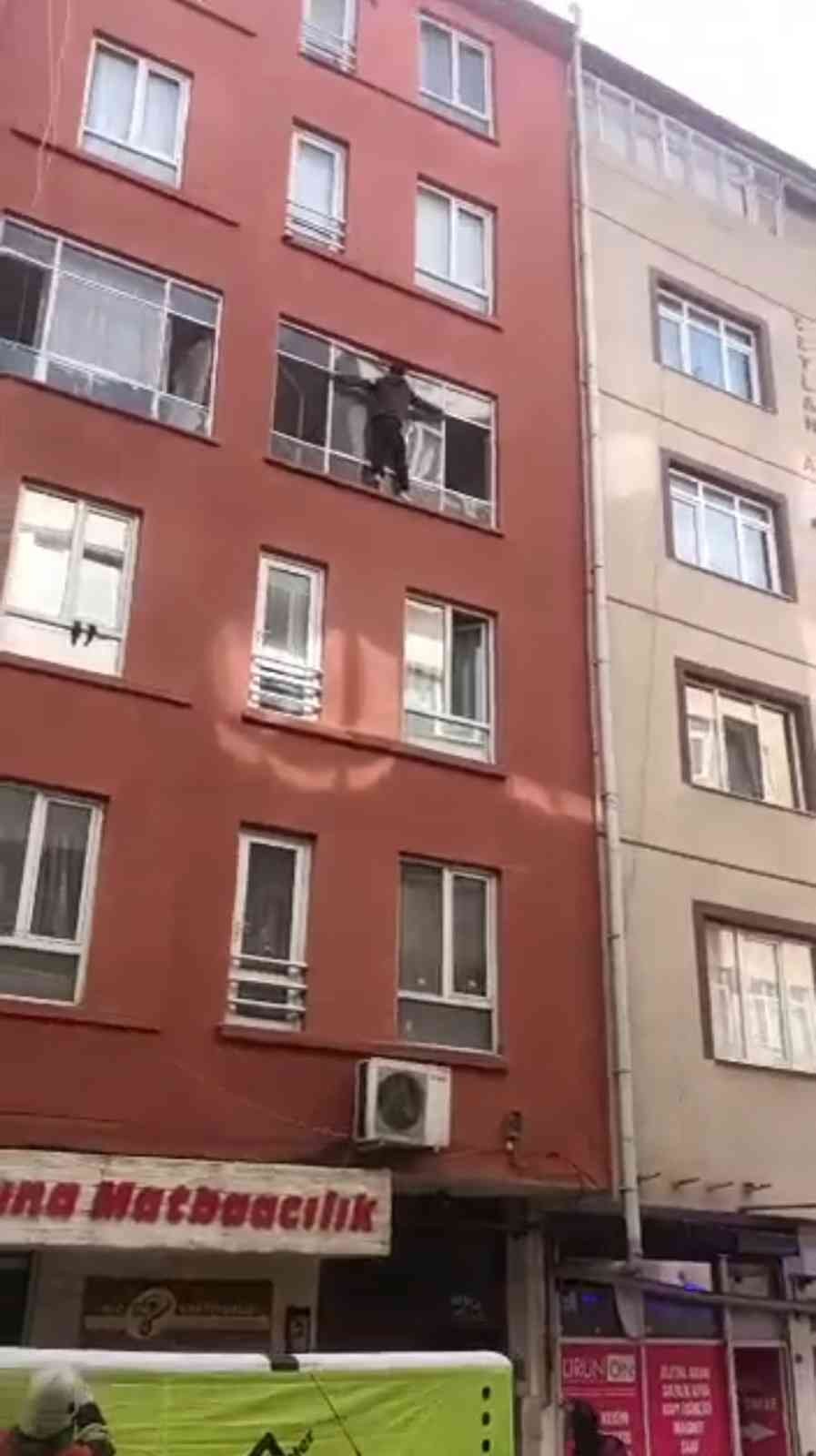 İcra memurlarını gördü, pencereye çıktı