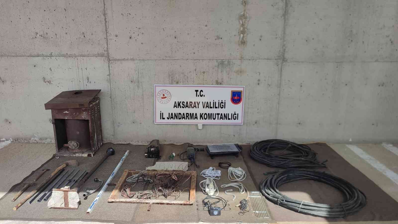 Kablo hırsızları jandarmanın dikkatiyle suçüstü yakalandı