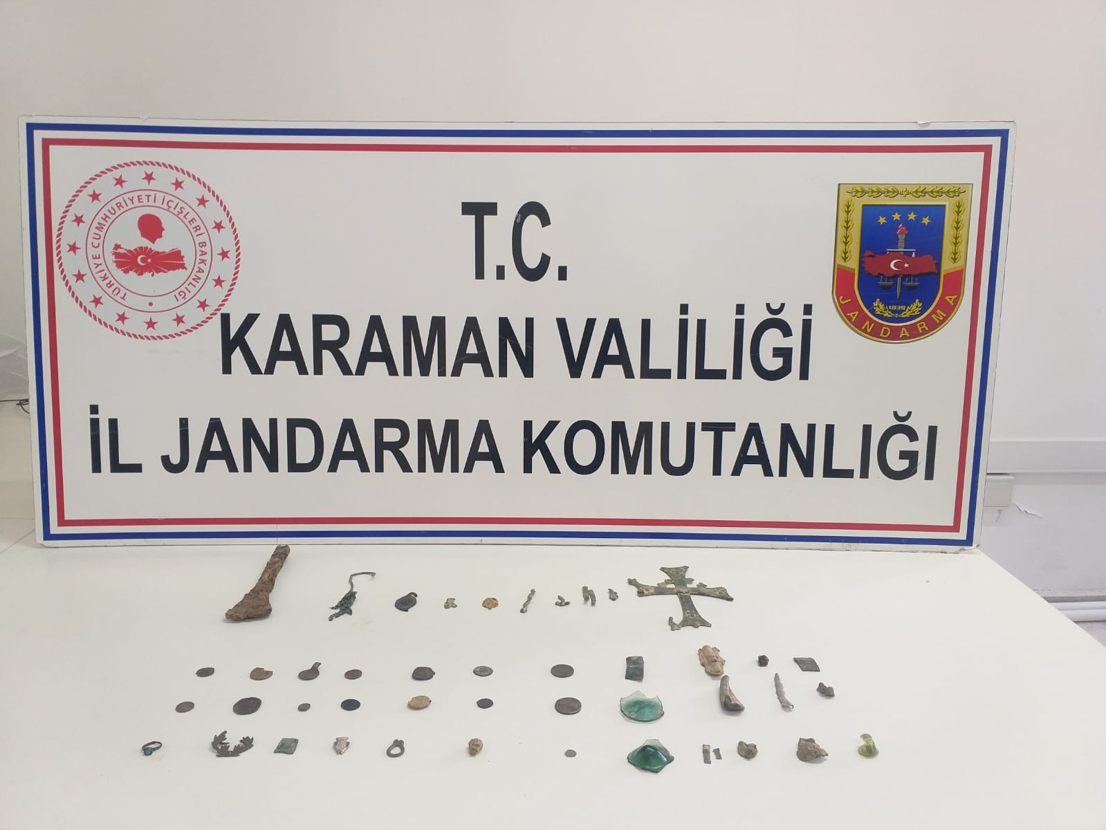 Karaman’da bir otomobilin bagajında tarihi eser ele geçirildi