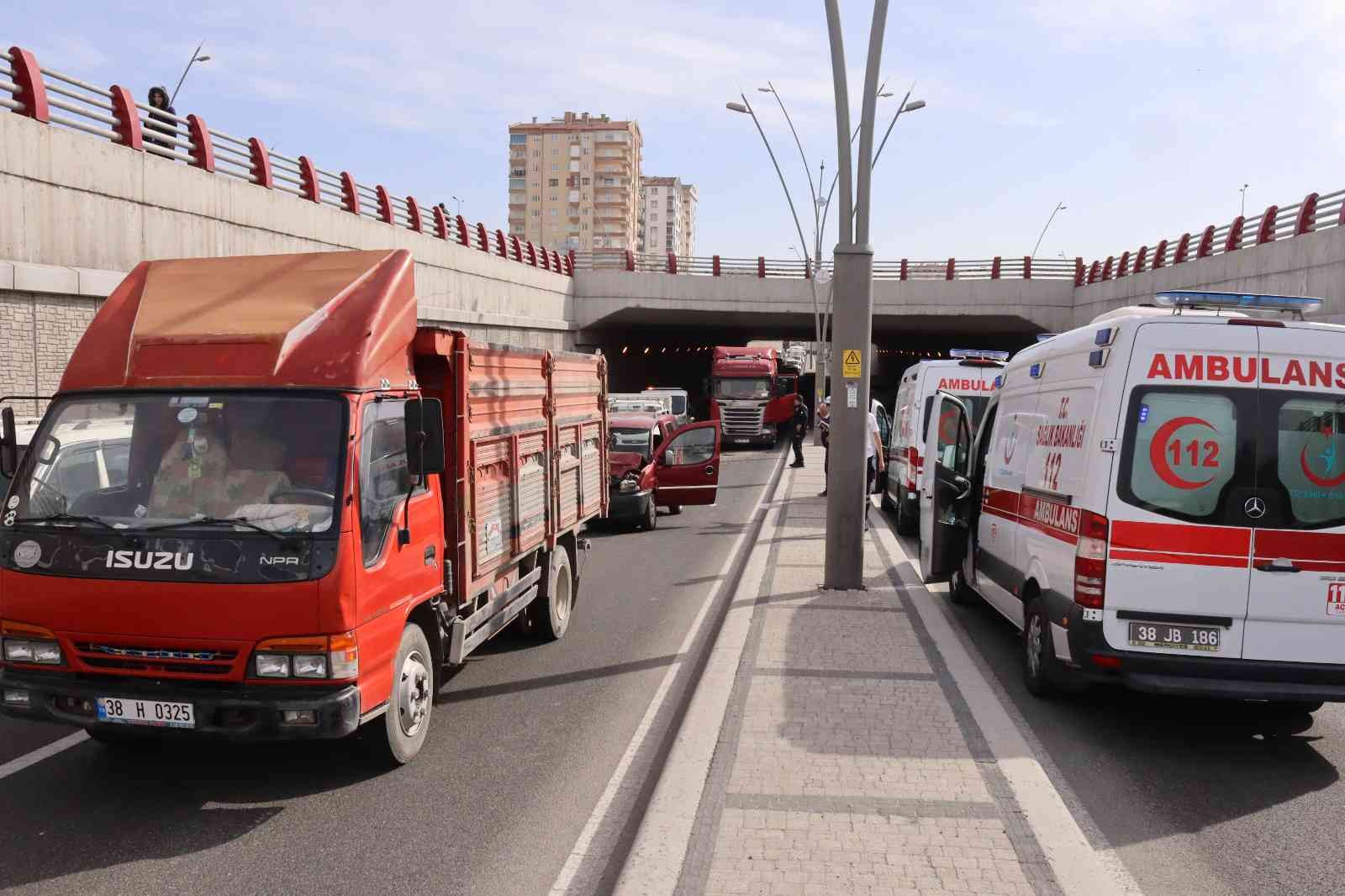 Kayseri’de zincirleme trafik kazası: 2 yaralı