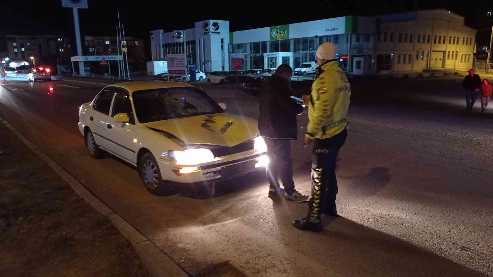 Otomobil çarpan genç ağır yaralandı