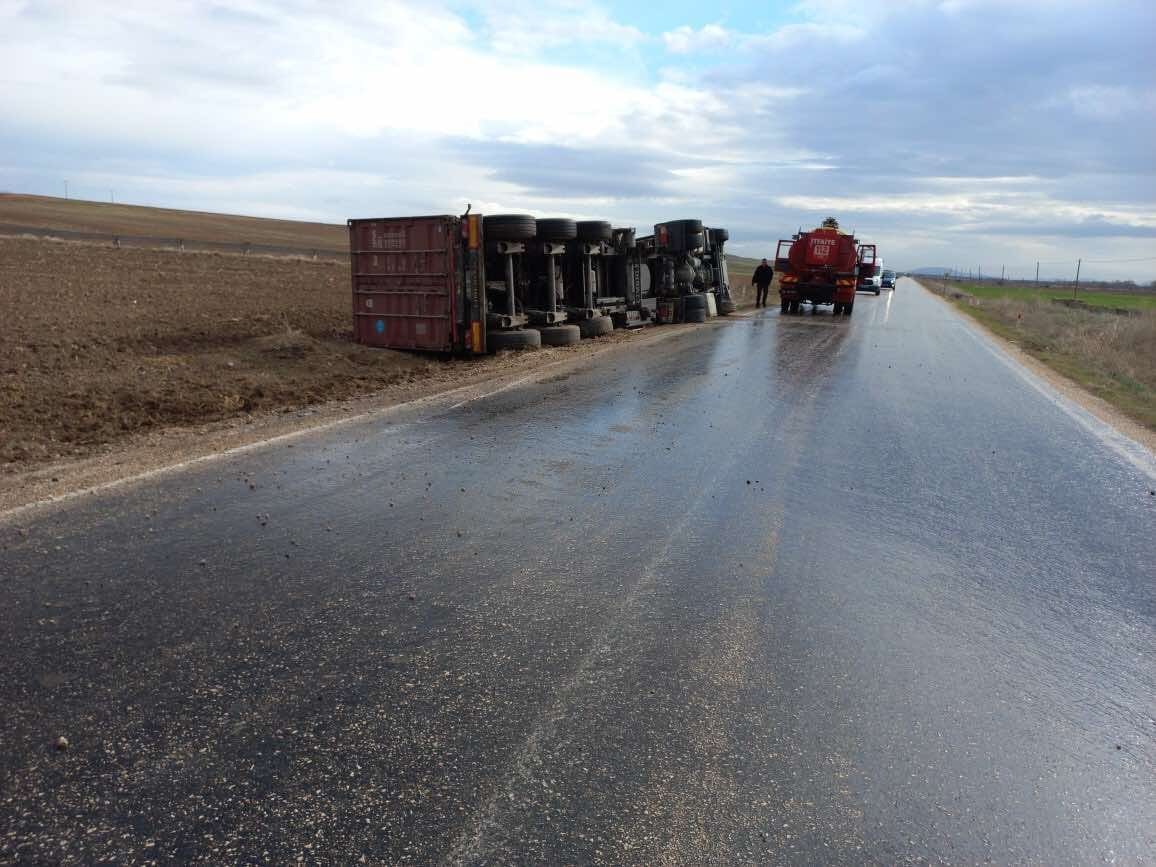 Seyitgazi’de yol kenarın devrilen tırın sürücüsü yaralandı