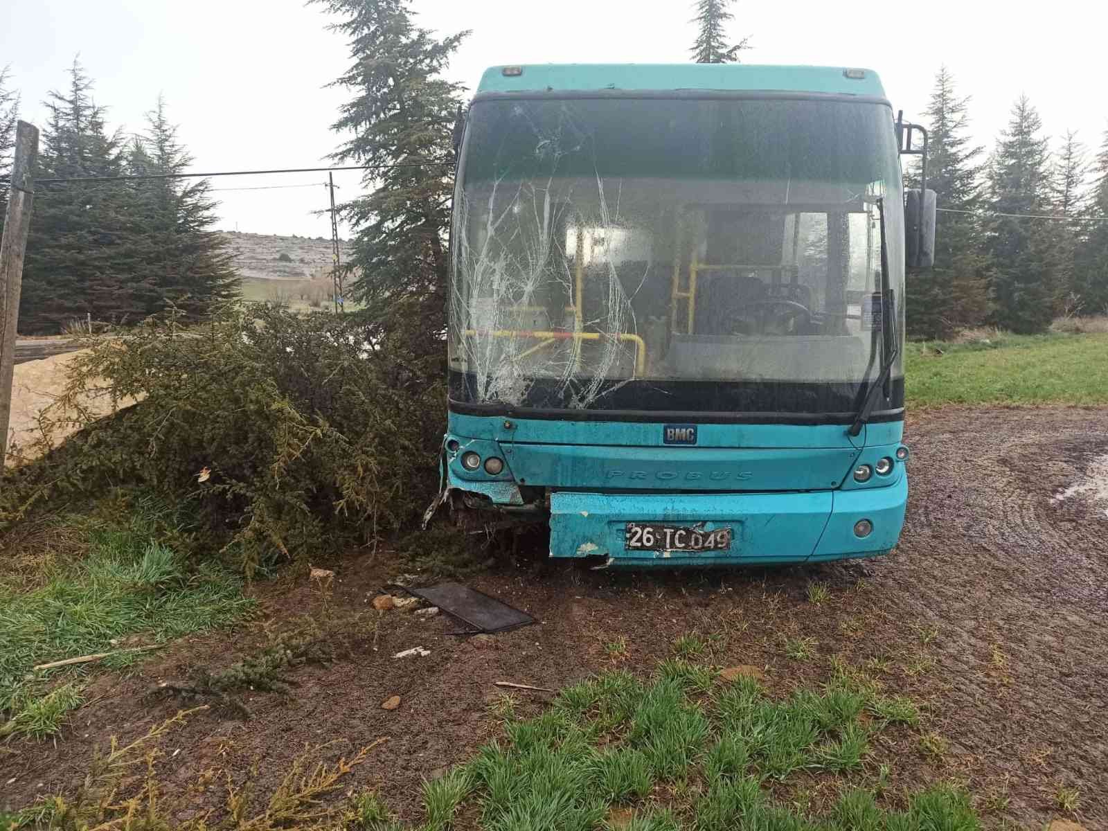 Yağmurda kontrolden çıkan halk otobüsü ağaçlara çarptı: 3’ü çocuk 4 yaralı