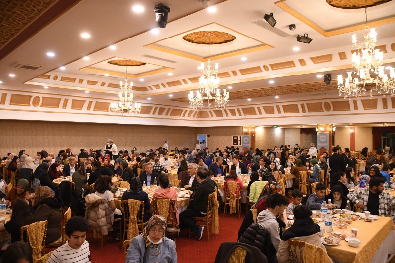 Yetim çocuklar için iftar programı düzenlendi