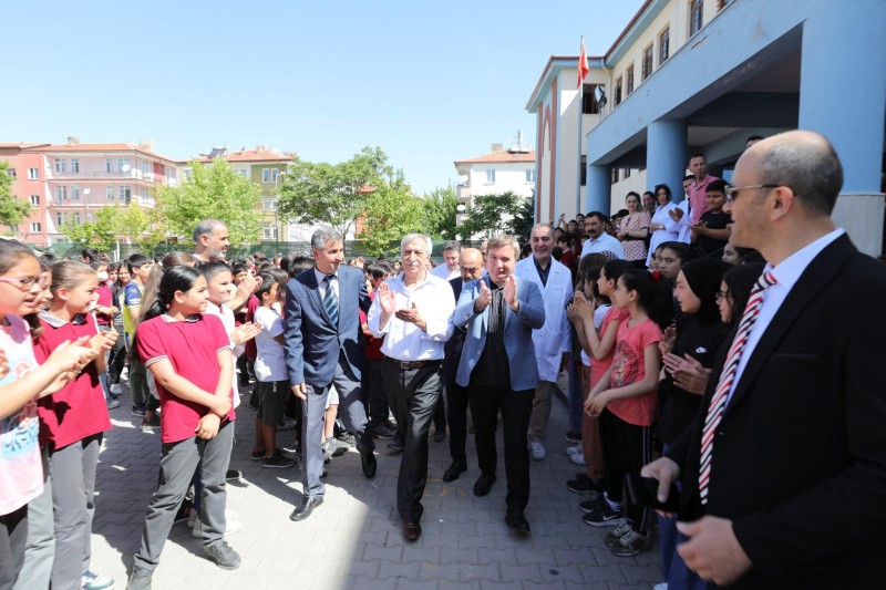 40 yılını dolduran öğretmene ağlatan veda