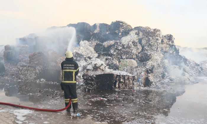 Aksaray’daki fabrika yangınında bin 500 ton kağıt yanarak kül oldu