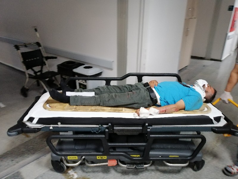 Seyir halindeki motosikletten düşerek yaralandı