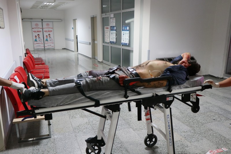 Sokak ortasında husumetlilerine ateş açtı: 2  yaralı