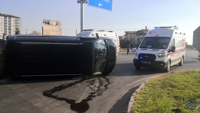 Aksaray’da minibüsle otomobil çarpıştı: 6 yaralı