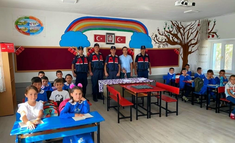 Aksaray jandarma ekipleri, öğrencilerin heyecanını paylaştı