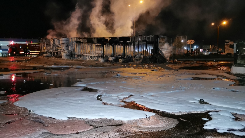 Aksaray’da devrilen tır alev topuna döndü! Facianın eşiğinden dönüldü