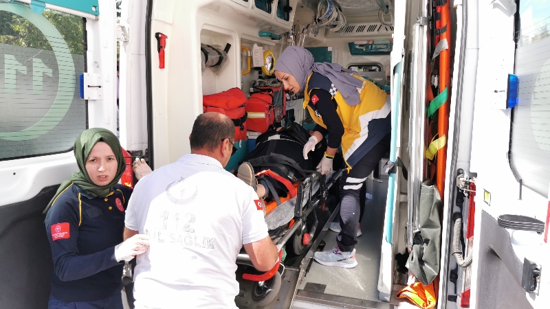 Yolun karşısına geçmek isteyen kadına motosiklet çarptı: 2 yaralı