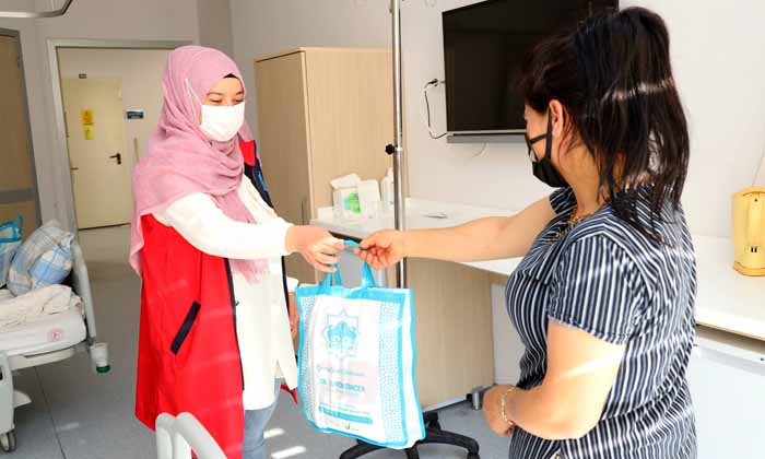 Aksaray Belediyesi’nden hastanede yatan hastalara bakım seti